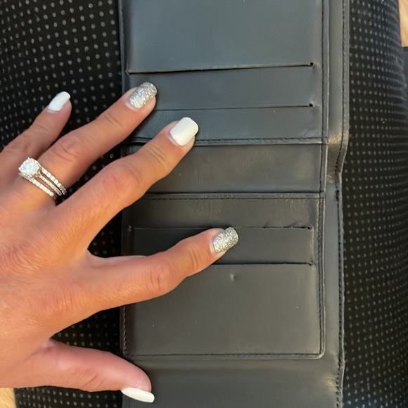 ❤️🔥AUTHENTIC Monogram Pattern Vernis Patent Leather Elise Wallet. EUC!!! - Picture 7 of 14